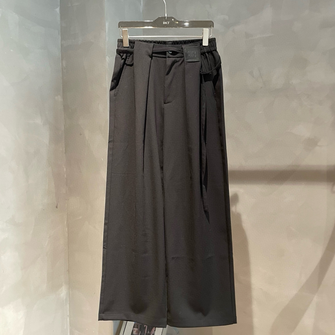 MiuMiu🌟秋季新款休闲西裤🆕采用优质面料，具有质感，松紧腰带设计，超级时尚洋气！码数：M-2XL男女