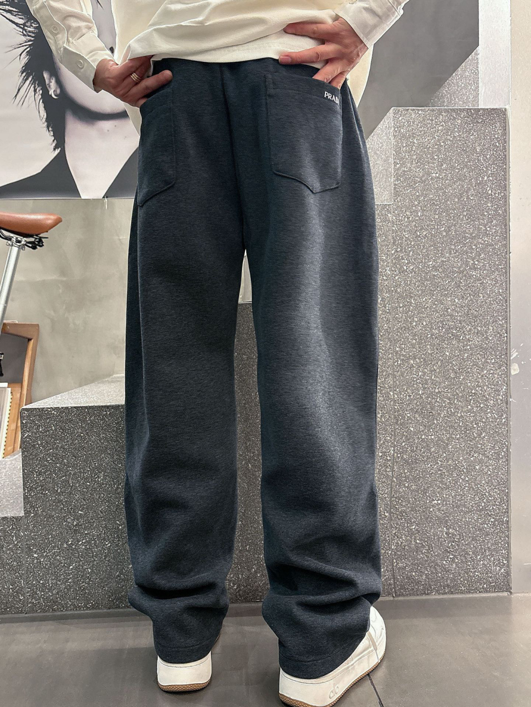 普家🔥新款休闲裤，面料采用的是棉感针织面料，面料富有肉感。舒适保暖轻肤软糯，非常有垂感不显臃肿。前面皮标