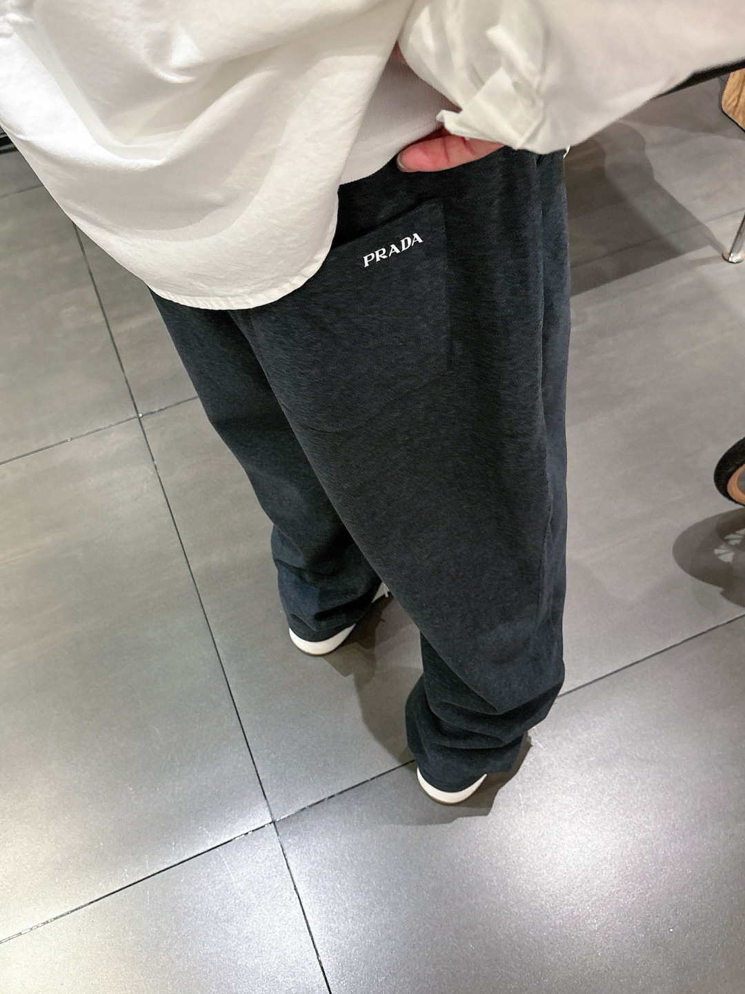 普家🔥新款休闲裤，面料采用的是棉感针织面料，面料富有肉感。舒适保暖轻肤软糯，非常有垂感不显臃肿。前面皮标