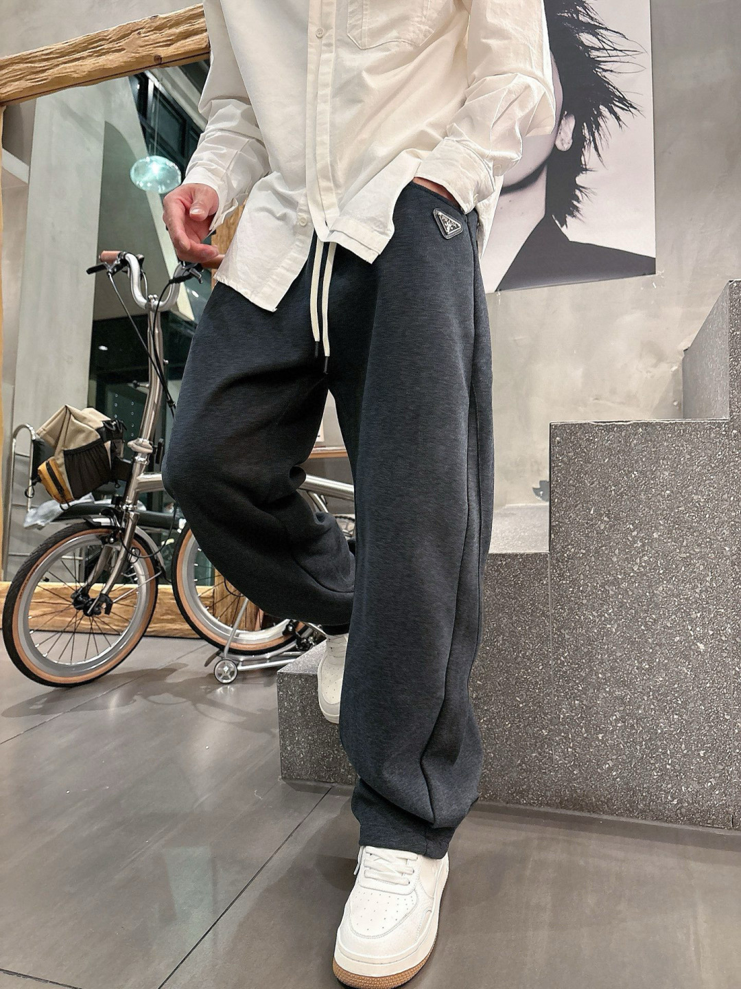 普家🔥新款休闲裤，面料采用的是棉感针织面料，面料富有肉感。舒适保暖轻肤软糯，非常有垂感不显臃肿。前面皮标