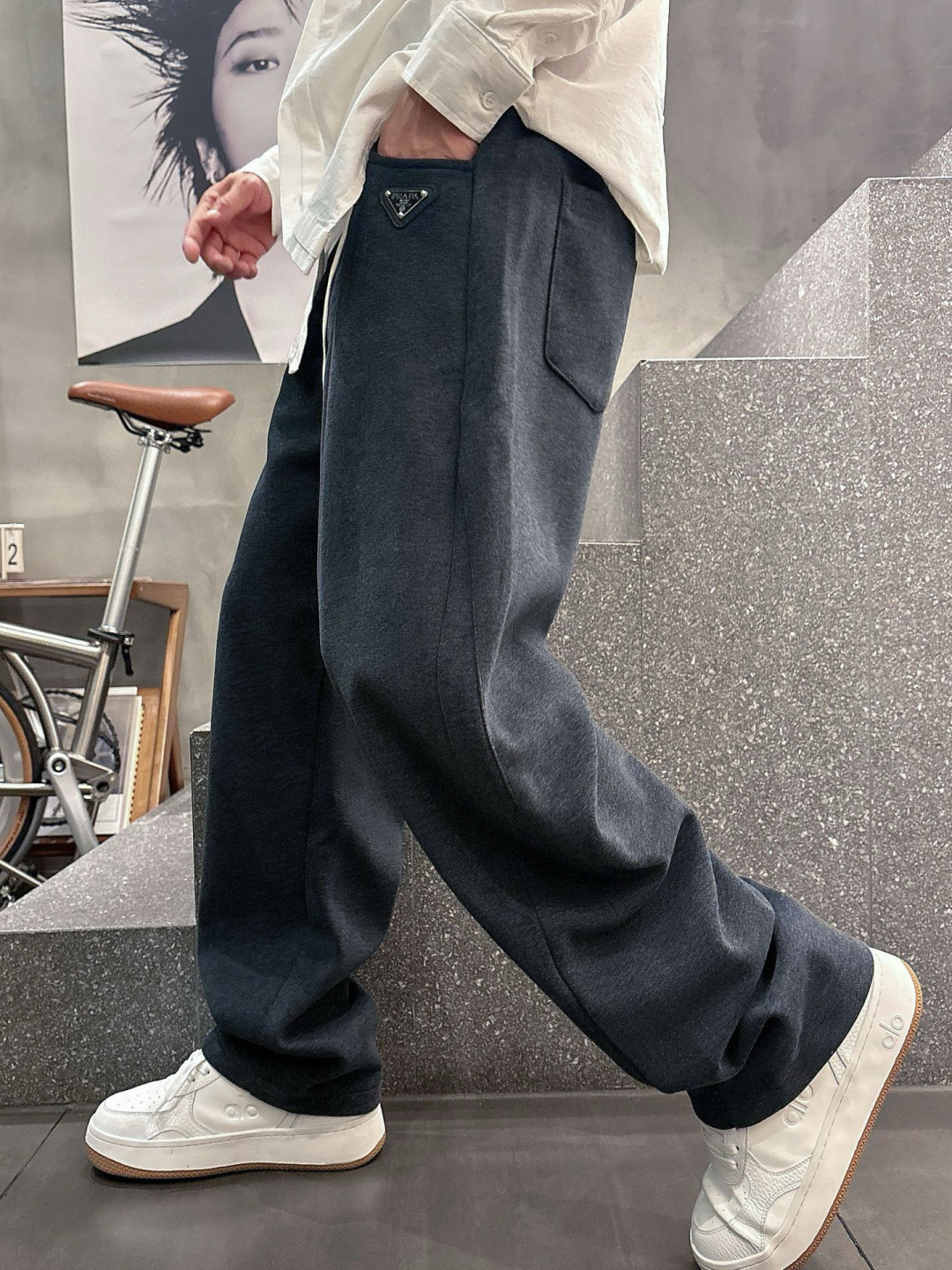 普家🔥新款休闲裤，面料采用的是棉感针织面料，面料富有肉感。舒适保暖轻肤软糯，非常有垂感不显臃肿。前面皮标