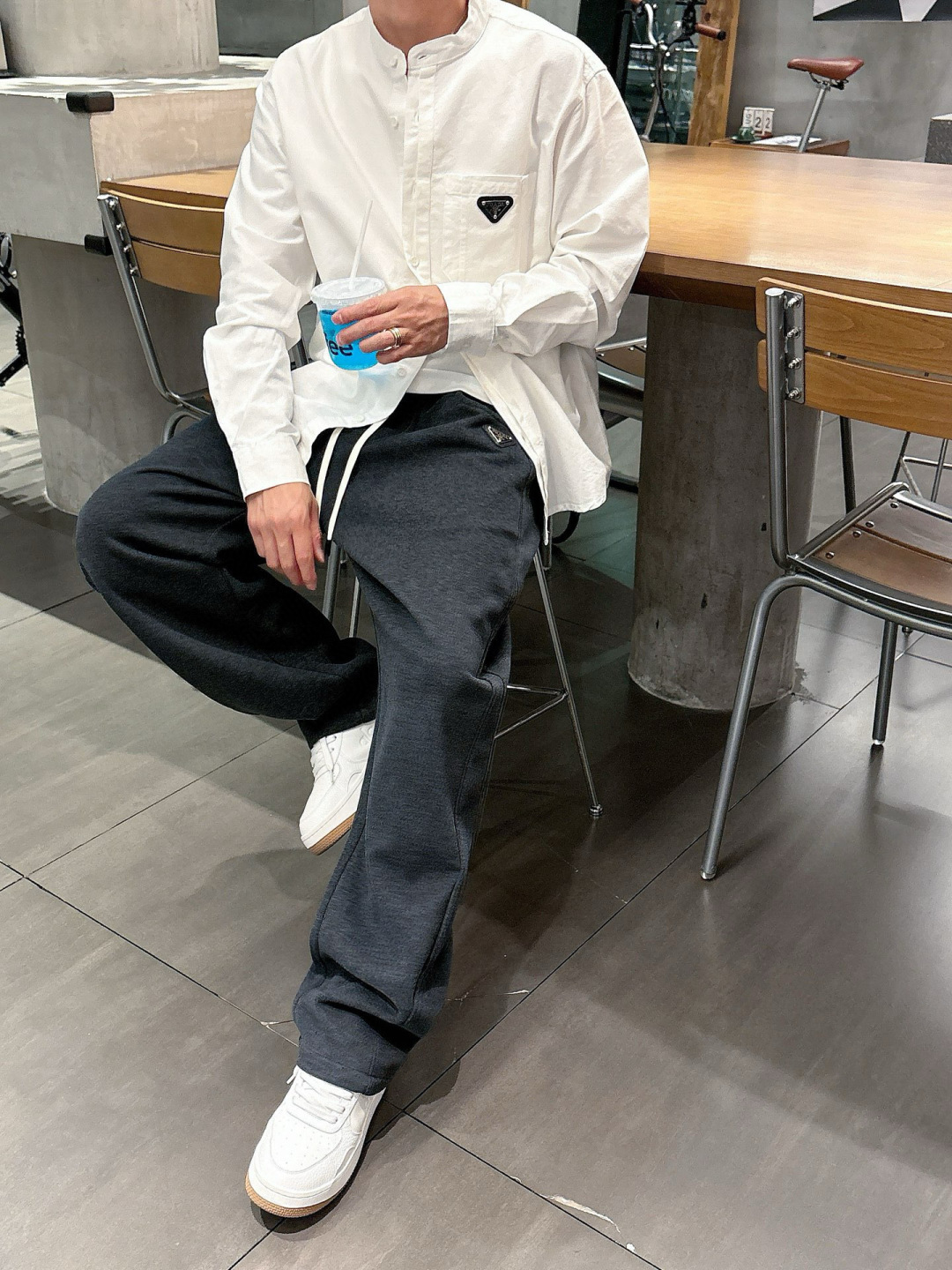 普家🔥新款休闲裤，面料采用的是棉感针织面料，面料富有肉感。舒适保暖轻肤软糯，非常有垂感不显臃肿。前面皮标