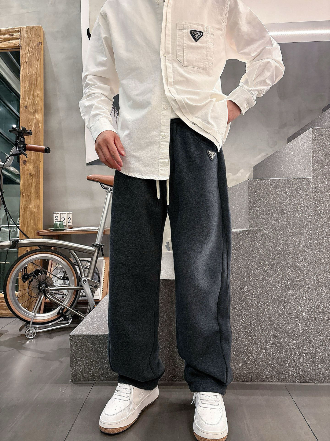 普家🔥新款休闲裤，面料采用的是棉感针织面料，面料富有肉感。舒适保暖轻肤软糯，非常有垂感不显臃肿。前面皮标