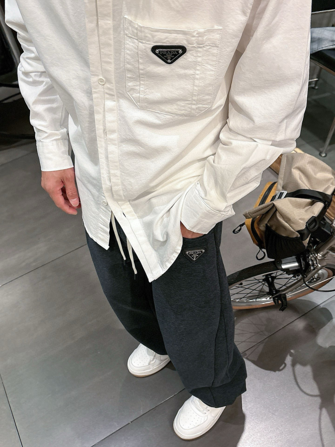 普家🔥新款休闲裤，面料采用的是棉感针织面料，面料富有肉感。舒适保暖轻肤软糯，非常有垂感不显臃肿。前面皮标