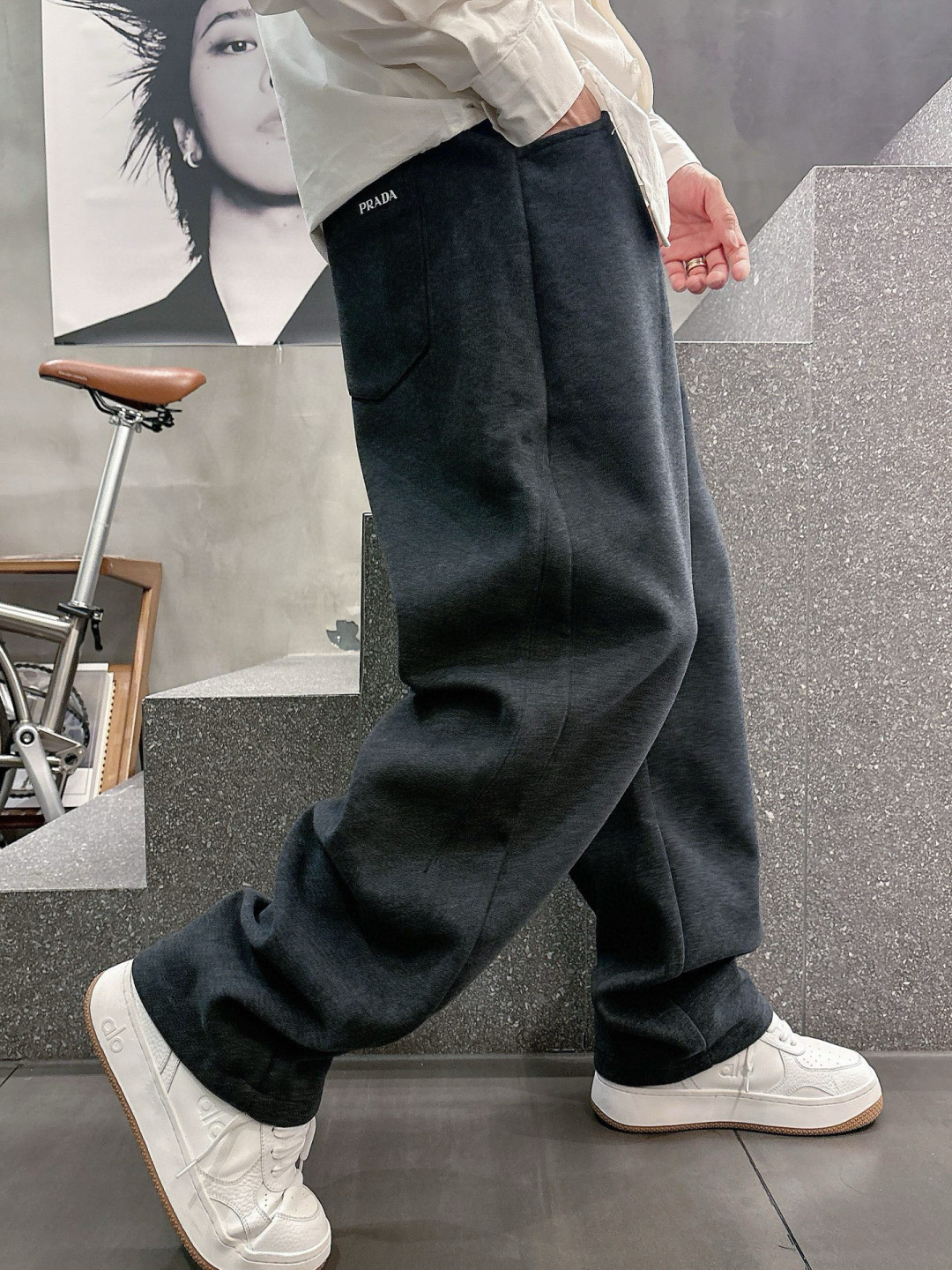 普家🔥新款休闲裤，面料采用的是棉感针织面料，面料富有肉感。舒适保暖轻肤软糯，非常有垂感不显臃肿。前面皮标