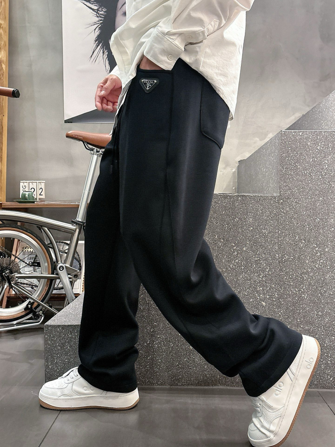 普家🔥新款休闲裤，面料采用的是棉感针织面料，面料富有肉感。舒适保暖轻肤软糯，非常有垂感不显臃肿。前面皮标