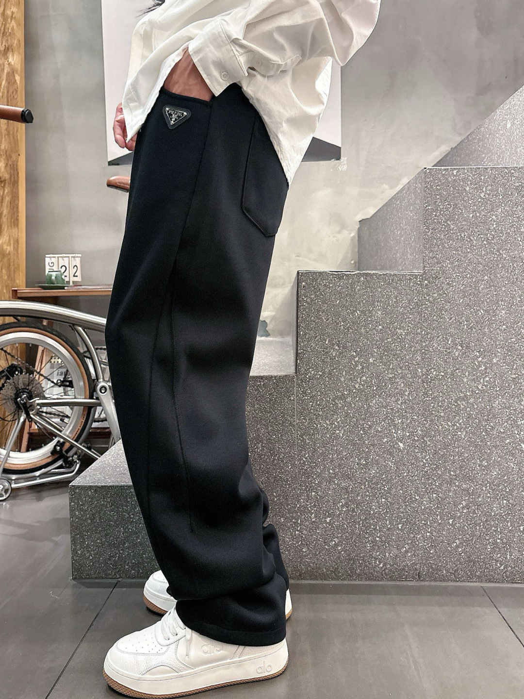 普家🔥新款休闲裤，面料采用的是棉感针织面料，面料富有肉感。舒适保暖轻肤软糯，非常有垂感不显臃肿。前面皮标