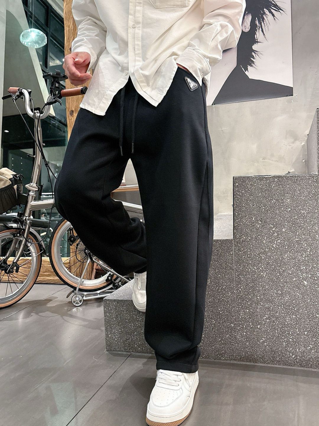 普家🔥新款休闲裤，面料采用的是棉感针织面料，面料富有肉感。舒适保暖轻肤软糯，非常有垂感不显臃肿。前面皮标