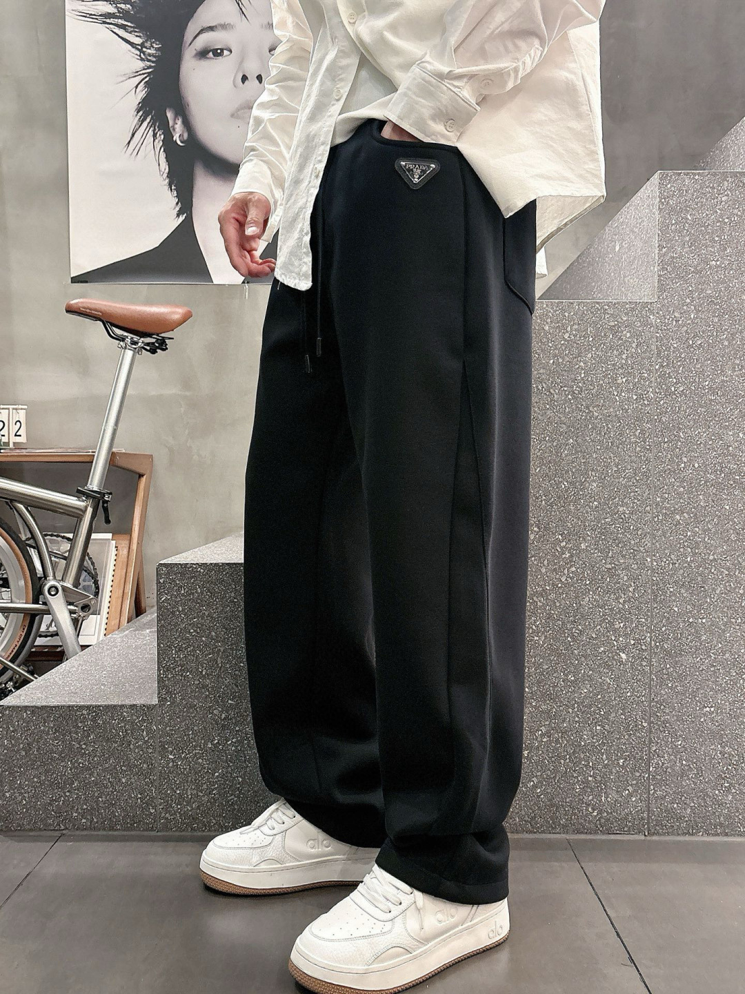 普家🔥新款休闲裤，面料采用的是棉感针织面料，面料富有肉感。舒适保暖轻肤软糯，非常有垂感不显臃肿。前面皮标