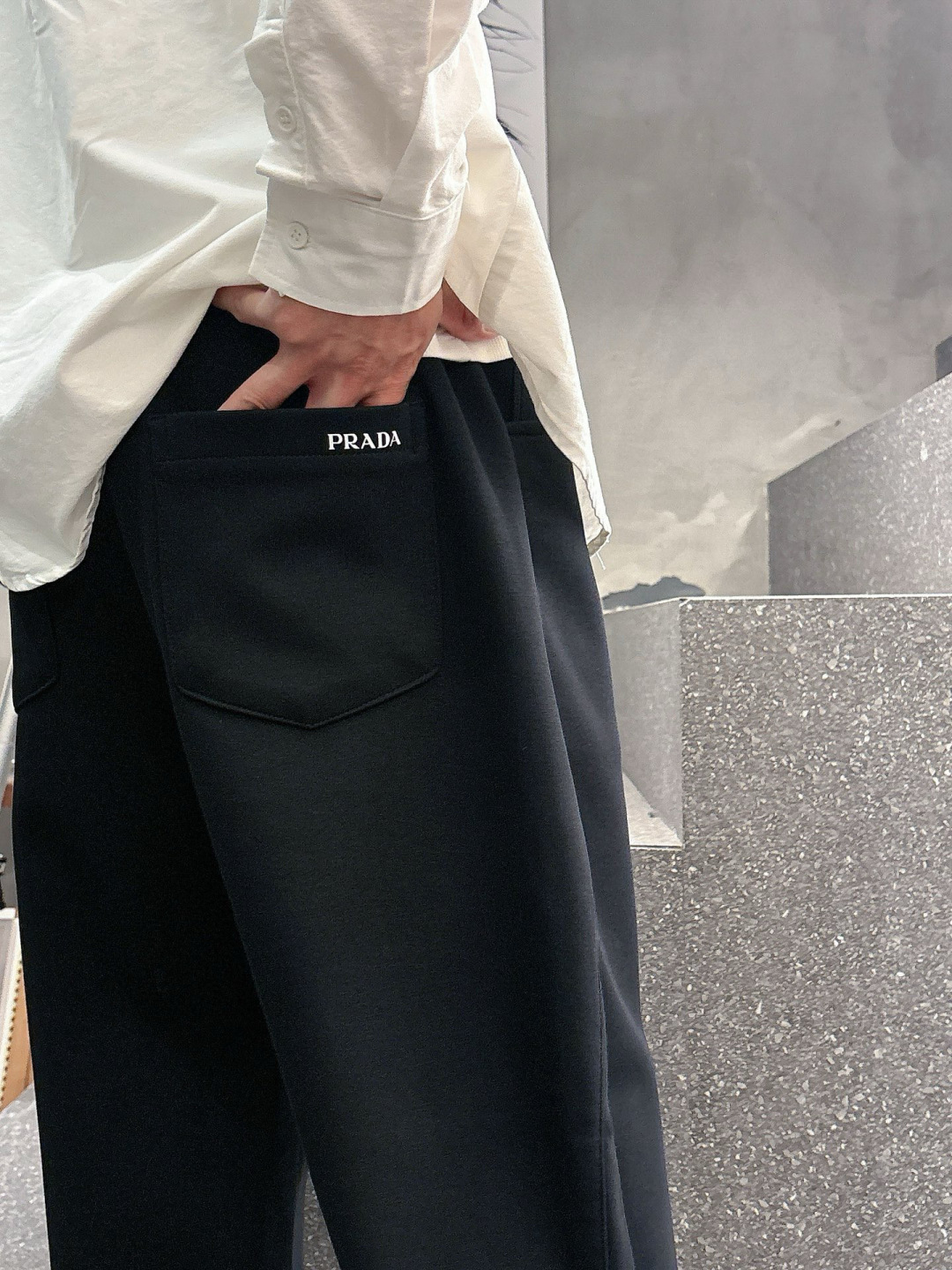 普家🔥新款休闲裤，面料采用的是棉感针织面料，面料富有肉感。舒适保暖轻肤软糯，非常有垂感不显臃肿。前面皮标