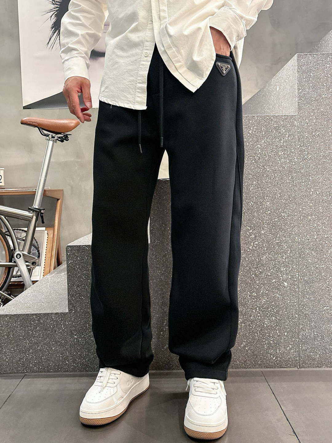 普家🔥新款休闲裤，面料采用的是棉感针织面料，面料富有肉感。舒适保暖轻肤软糯，非常有垂感不显臃肿。前面皮标