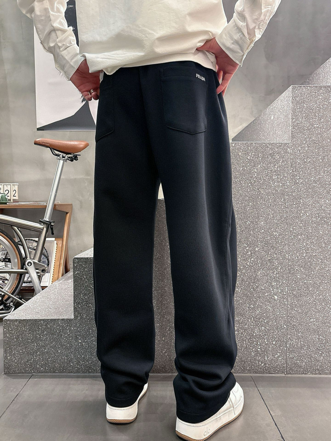 普家🔥新款休闲裤，面料采用的是棉感针织面料，面料富有肉感。舒适保暖轻肤软糯，非常有垂感不显臃肿。前面皮标