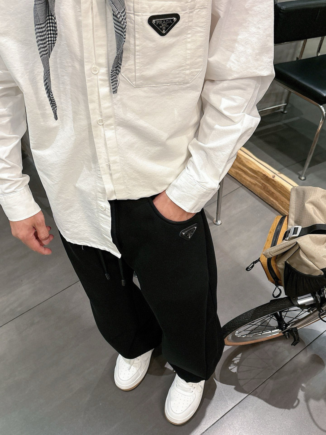 普家🔥新款休闲裤，面料采用的是棉感针织面料，面料富有肉感。舒适保暖轻肤软糯，非常有垂感不显臃肿。前面皮标