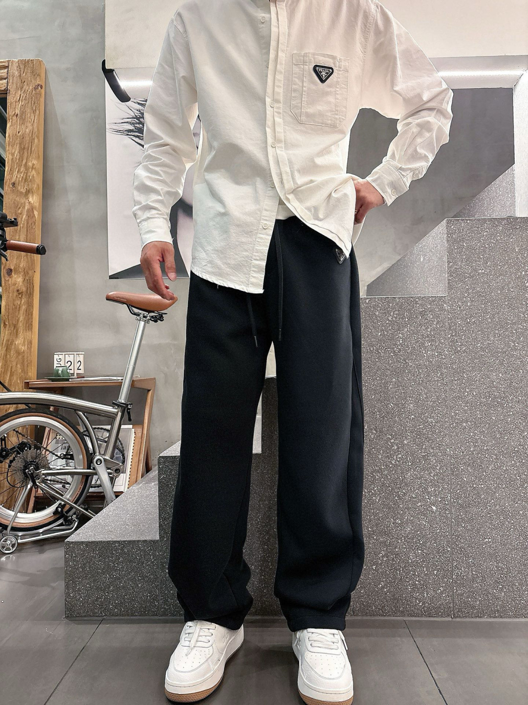 普家🔥新款休闲裤，面料采用的是棉感针织面料，面料富有肉感。舒适保暖轻肤软糯，非常有垂感不显臃肿。前面皮标