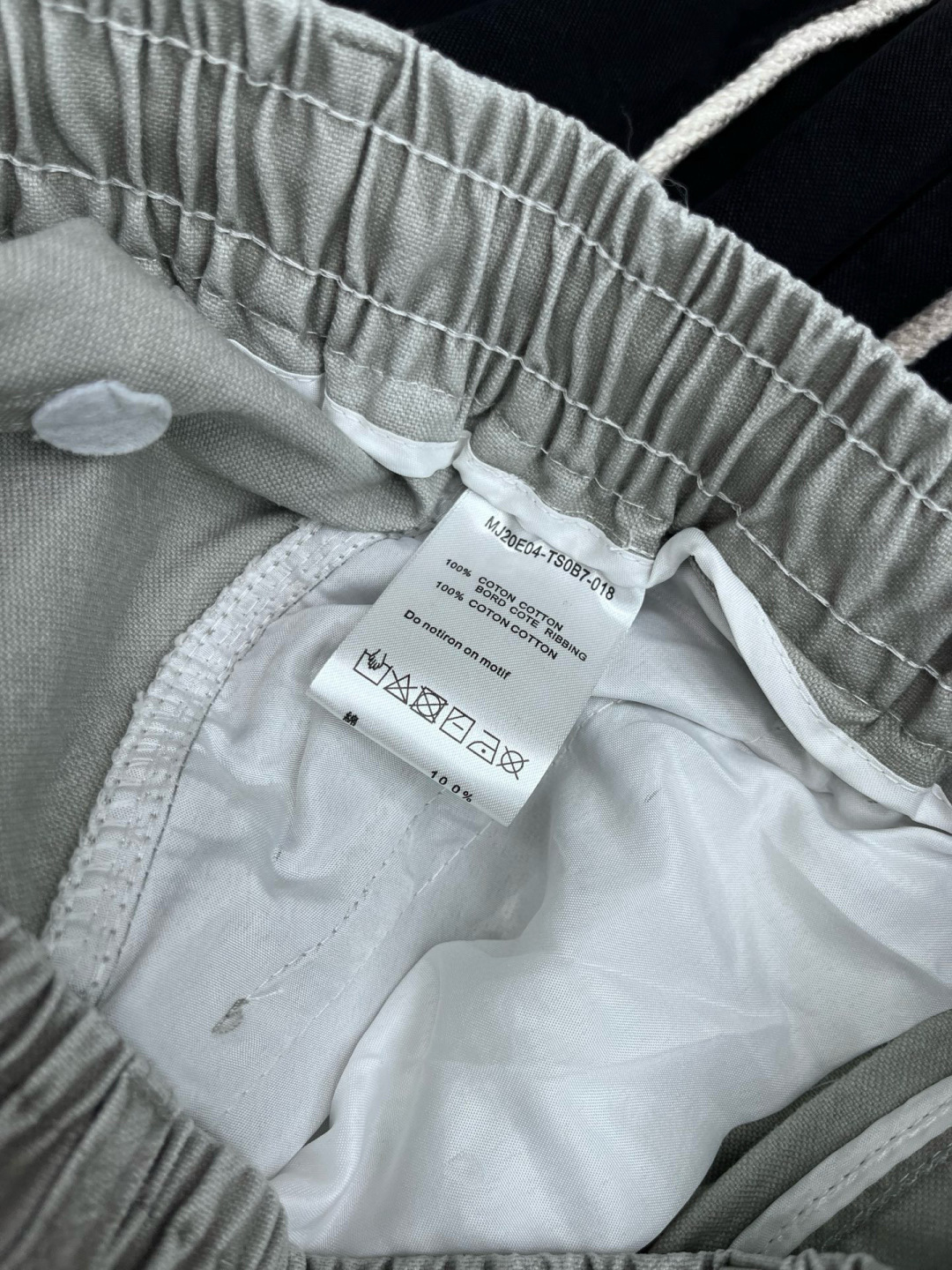 MMJ🔥🔥采用进口优质水洗面料，整体采用水洗做旧磨破设计工艺，面料挺括有型，两侧口袋工装设计超级时尚，标