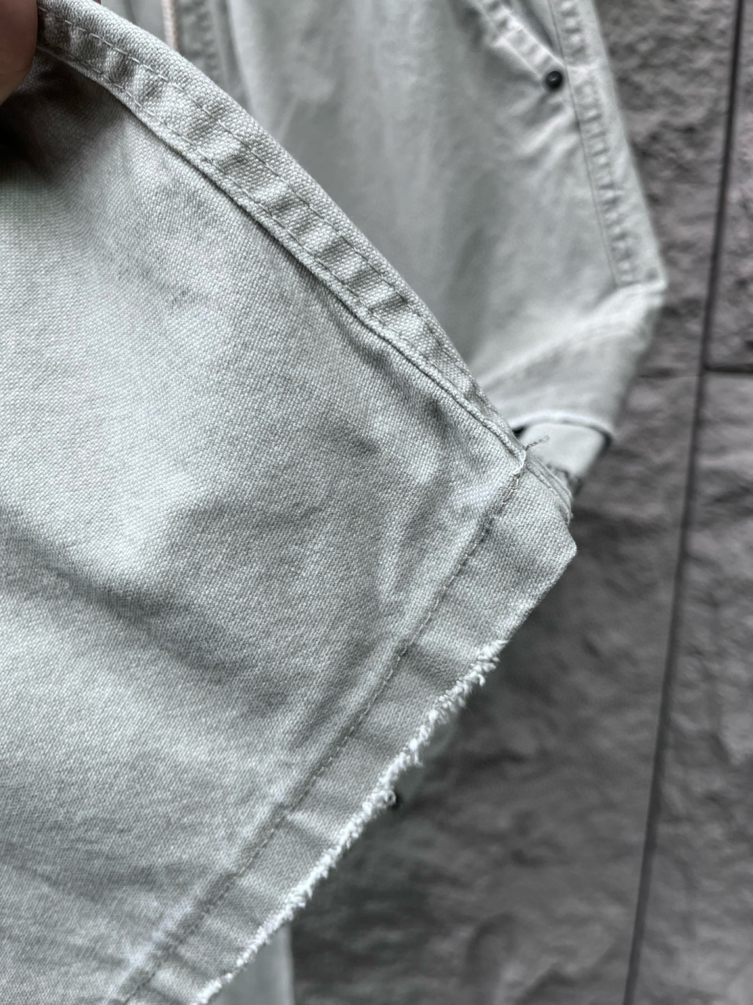 MMJ🔥🔥采用进口优质水洗面料，整体采用水洗做旧磨破设计工艺，面料挺括有型，两侧口袋工装设计超级时尚，标