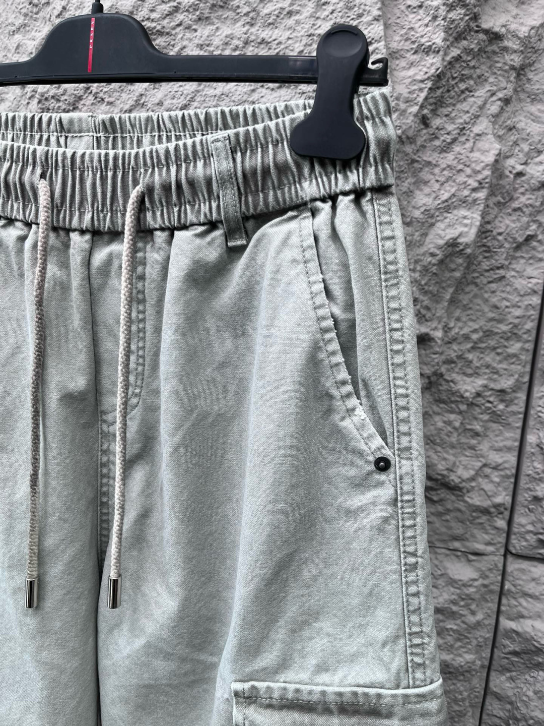 MMJ🔥🔥采用进口优质水洗面料，整体采用水洗做旧磨破设计工艺，面料挺括有型，两侧口袋工装设计超级时尚，标