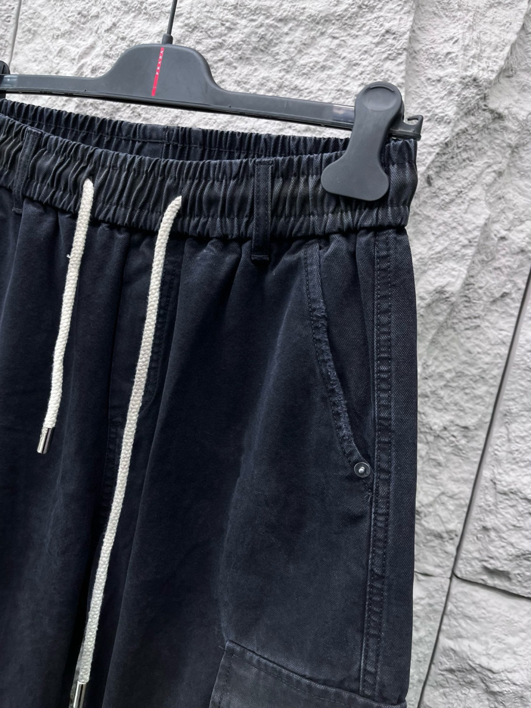 MMJ🔥🔥采用进口优质水洗面料，整体采用水洗做旧磨破设计工艺，面料挺括有型，两侧口袋工装设计超级时尚，标