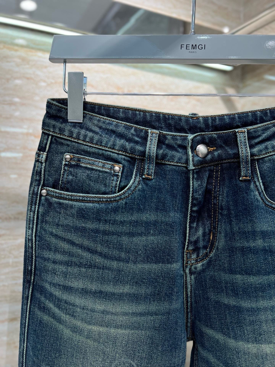 巴宝莉𝟐𝟎𝟐𝟓秋冬上新高订欧货牛仔 现货供应 高端锦纶精梳棉面料𝟏𝟓𝟗𝟕# 直筒微阔兰牛 码数: 𝟐𝟗-