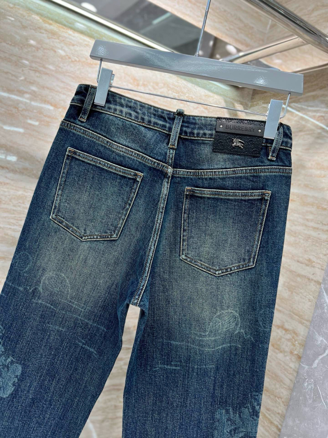 巴宝莉𝟐𝟎𝟐𝟓秋冬上新高订欧货牛仔 现货供应 高端锦纶精梳棉面料𝟏𝟓𝟗𝟕# 直筒微阔兰牛 码数: 𝟐𝟗-