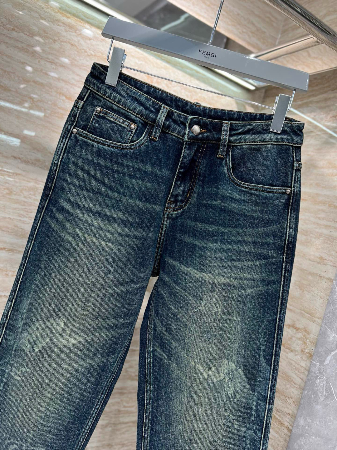 巴宝莉𝟐𝟎𝟐𝟓秋冬上新高订欧货牛仔 现货供应 高端锦纶精梳棉面料𝟏𝟓𝟗𝟕# 直筒微阔兰牛 码数: 𝟐𝟗-