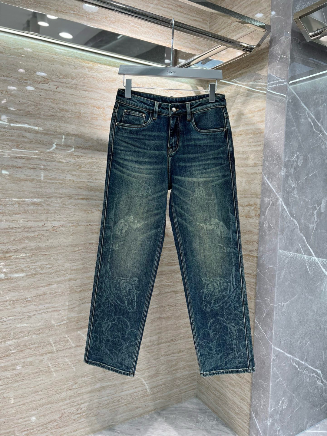 巴宝莉𝟐𝟎𝟐𝟓秋冬上新高订欧货牛仔 现货供应 高端锦纶精梳棉面料𝟏𝟓𝟗𝟕# 直筒微阔兰牛 码数: 𝟐𝟗-