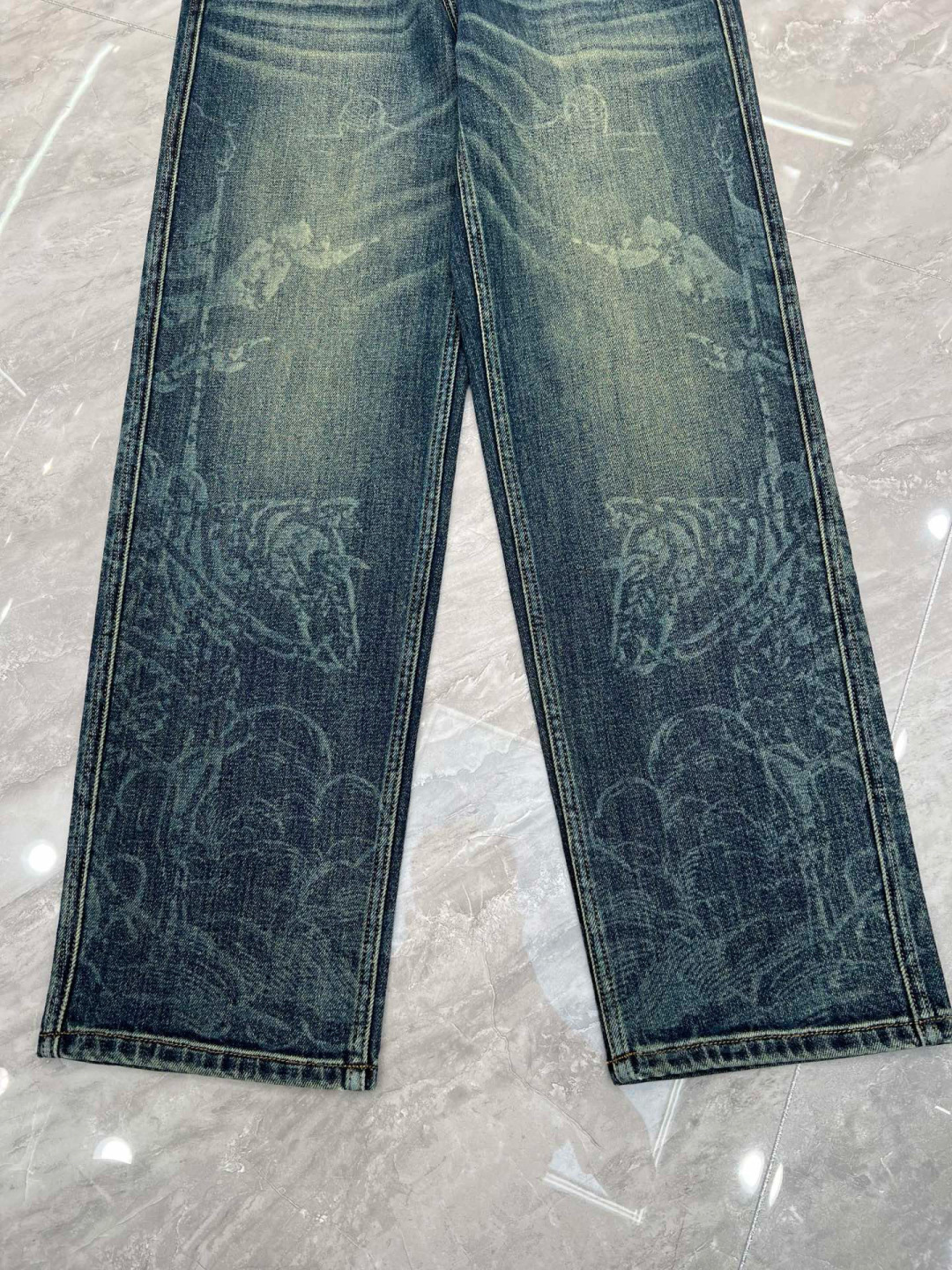 巴宝莉𝟐𝟎𝟐𝟓秋冬上新高订欧货牛仔 现货供应 高端锦纶精梳棉面料𝟏𝟓𝟗𝟕# 直筒微阔兰牛 码数: 𝟐𝟗-