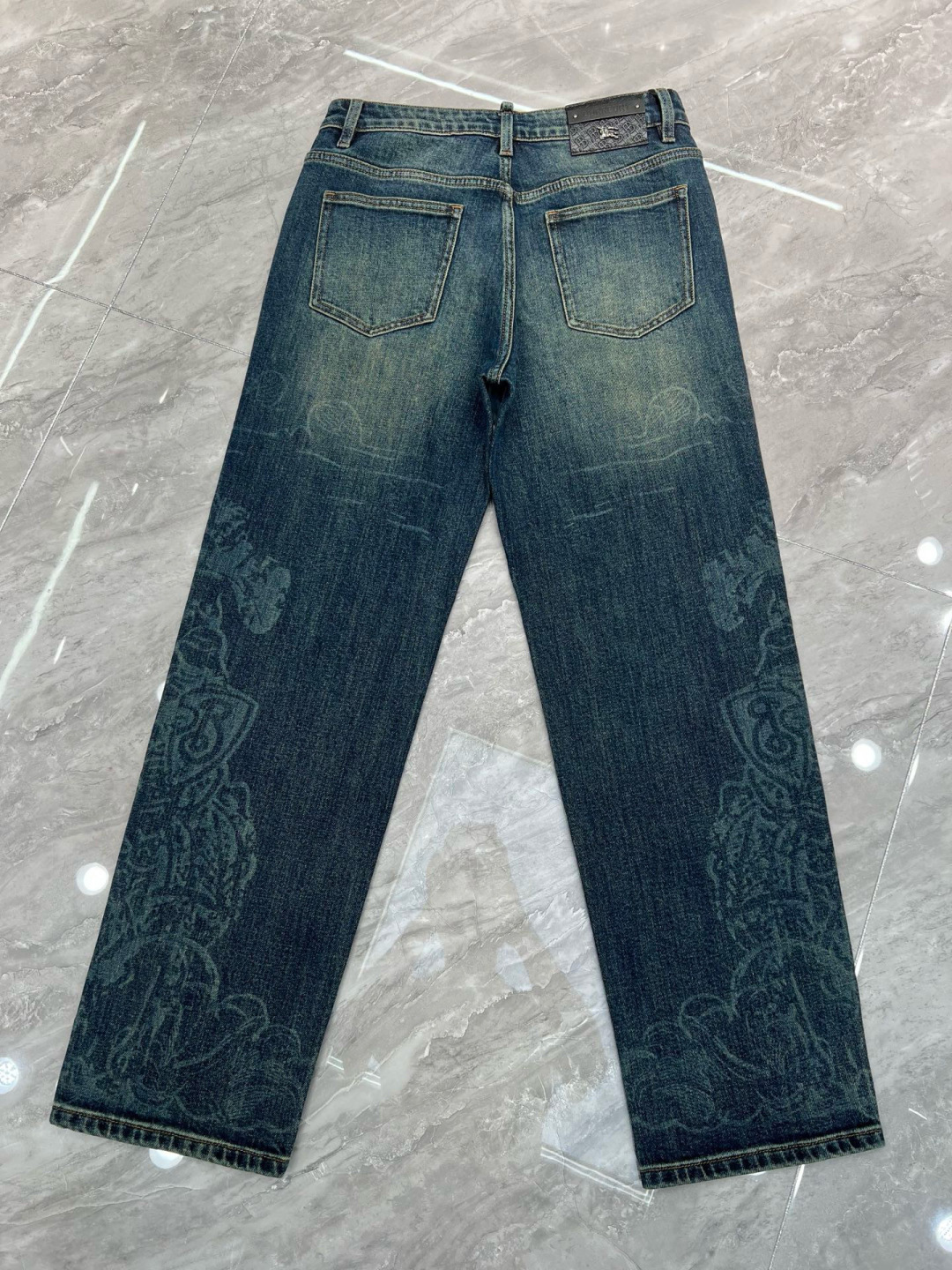 巴宝莉𝟐𝟎𝟐𝟓秋冬上新高订欧货牛仔 现货供应 高端锦纶精梳棉面料𝟏𝟓𝟗𝟕# 直筒微阔兰牛 码数: 𝟐𝟗-