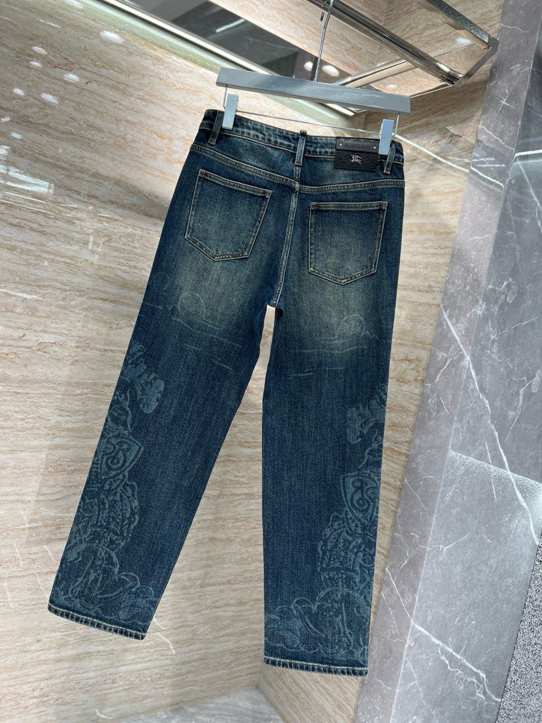 巴宝莉𝟐𝟎𝟐𝟓秋冬上新高订欧货牛仔 现货供应 高端锦纶精梳棉面料𝟏𝟓𝟗𝟕# 直筒微阔兰牛 码数: 𝟐𝟗-