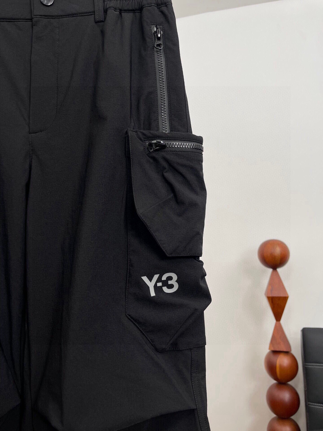 秋季新款🌟Y-3，立体拉链翻盖口袋，两侧机能风大口袋，直筒工装裤，版型完美！百搭款！上身效果潮流时尚活力