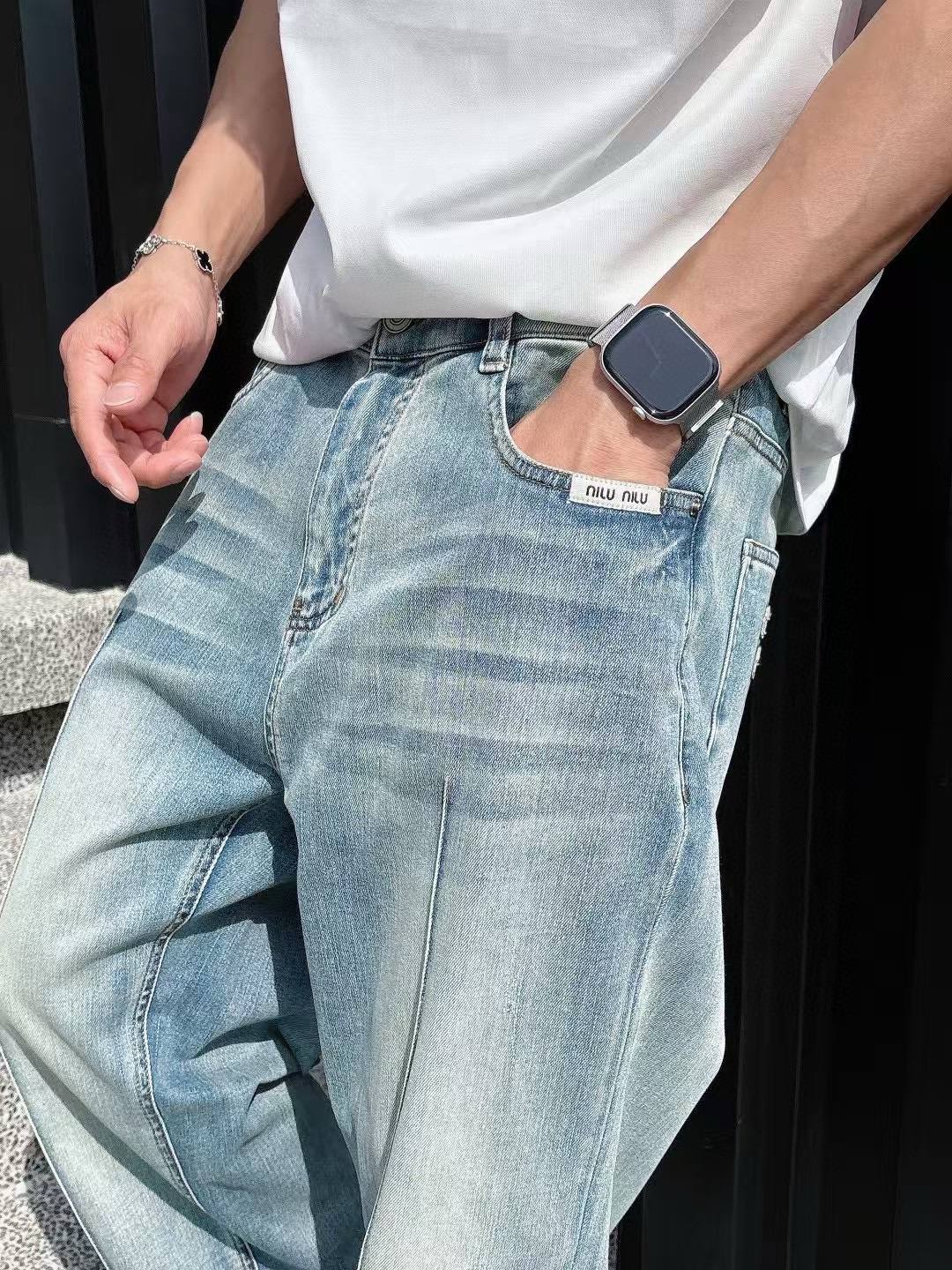 牛仔裤季度：2025秋季新款尺码：30-36版型：宽松直筒牛仔工艺：后幅口袋洗水刺绣装饰本布定标 定制l