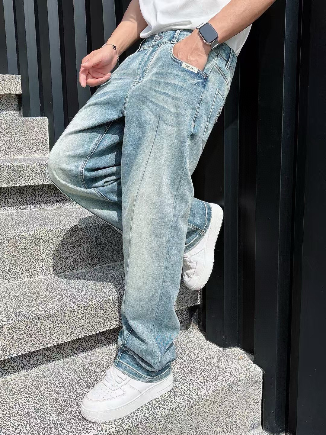 牛仔裤季度：2025秋季新款尺码：30-36版型：宽松直筒牛仔工艺：后幅口袋洗水刺绣装饰本布定标 定制l