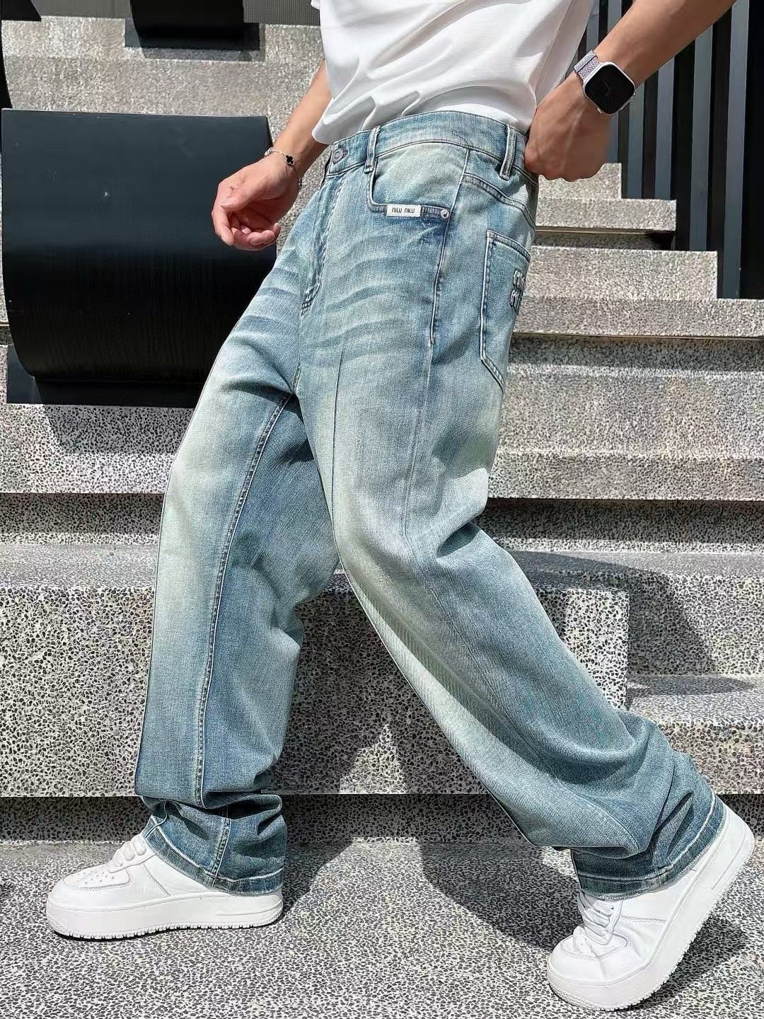 牛仔裤季度：2025秋季新款尺码：30-36版型：宽松直筒牛仔工艺：后幅口袋洗水刺绣装饰本布定标 定制l