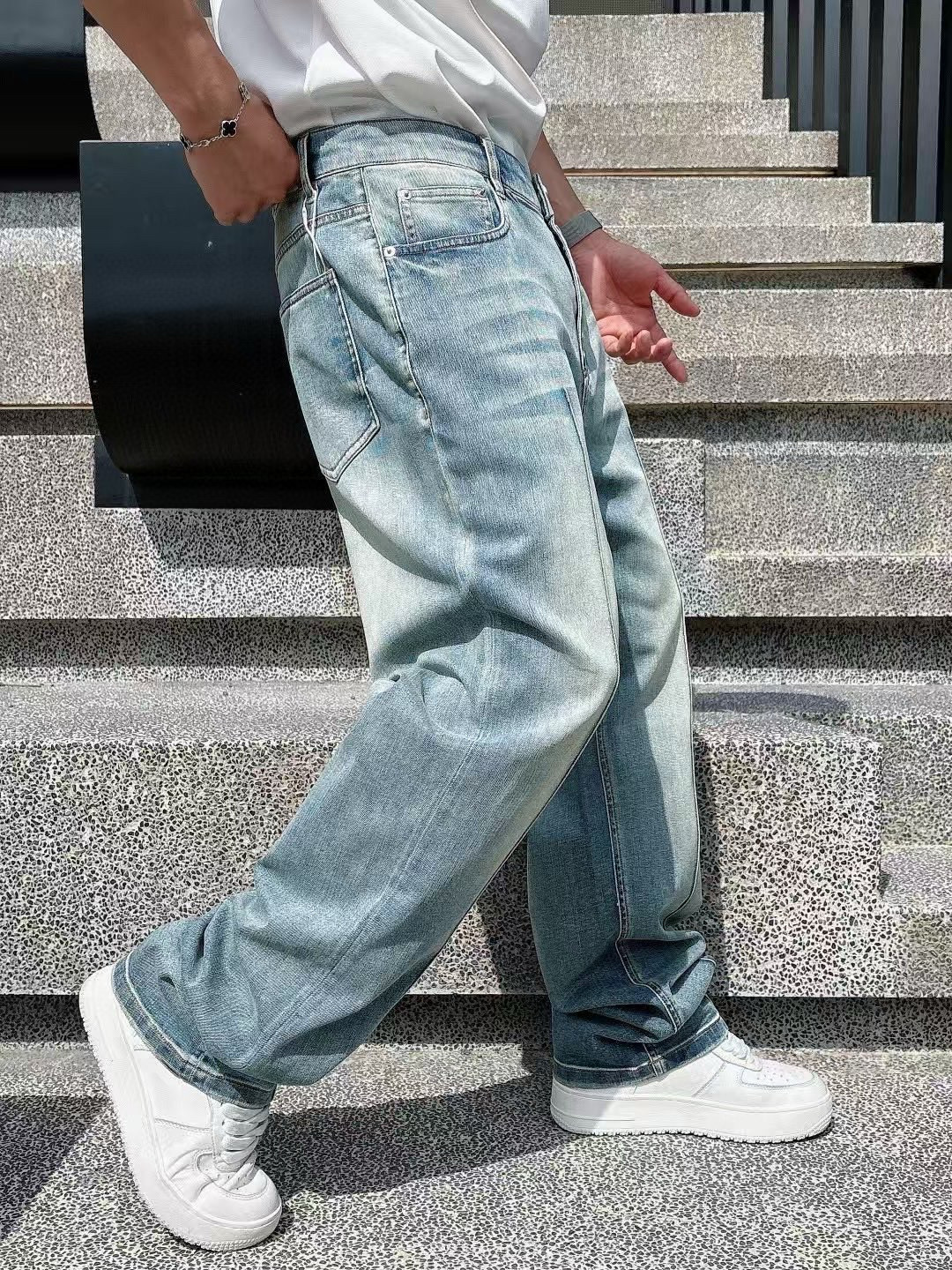 牛仔裤季度：2025秋季新款尺码：30-36版型：宽松直筒牛仔工艺：后幅口袋洗水刺绣装饰本布定标 定制l