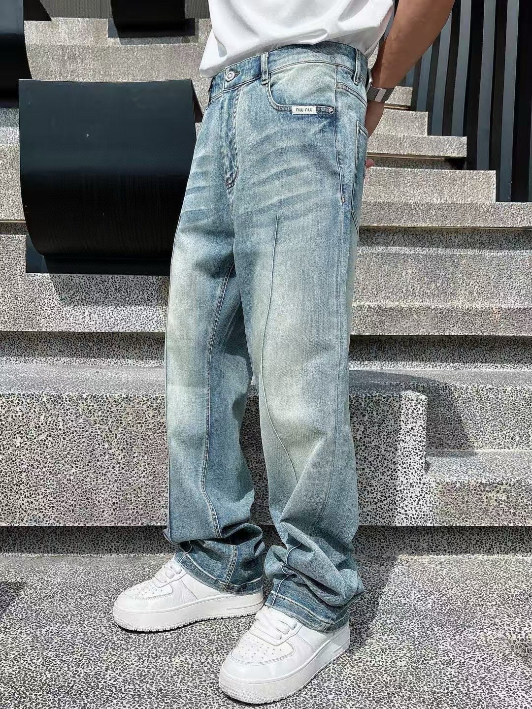 牛仔裤季度：2025秋季新款尺码：30-36版型：宽松直筒牛仔工艺：后幅口袋洗水刺绣装饰本布定标 定制l