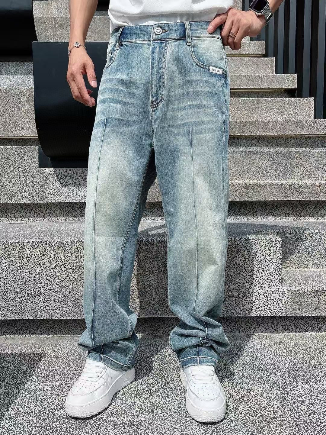 牛仔裤季度：2025秋季新款尺码：30-36版型：宽松直筒牛仔工艺：后幅口袋洗水刺绣装饰本布定标 定制l