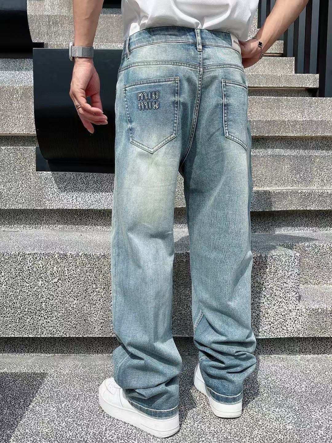 牛仔裤季度：2025秋季新款尺码：30-36版型：宽松直筒牛仔工艺：后幅口袋洗水刺绣装饰本布定标 定制l