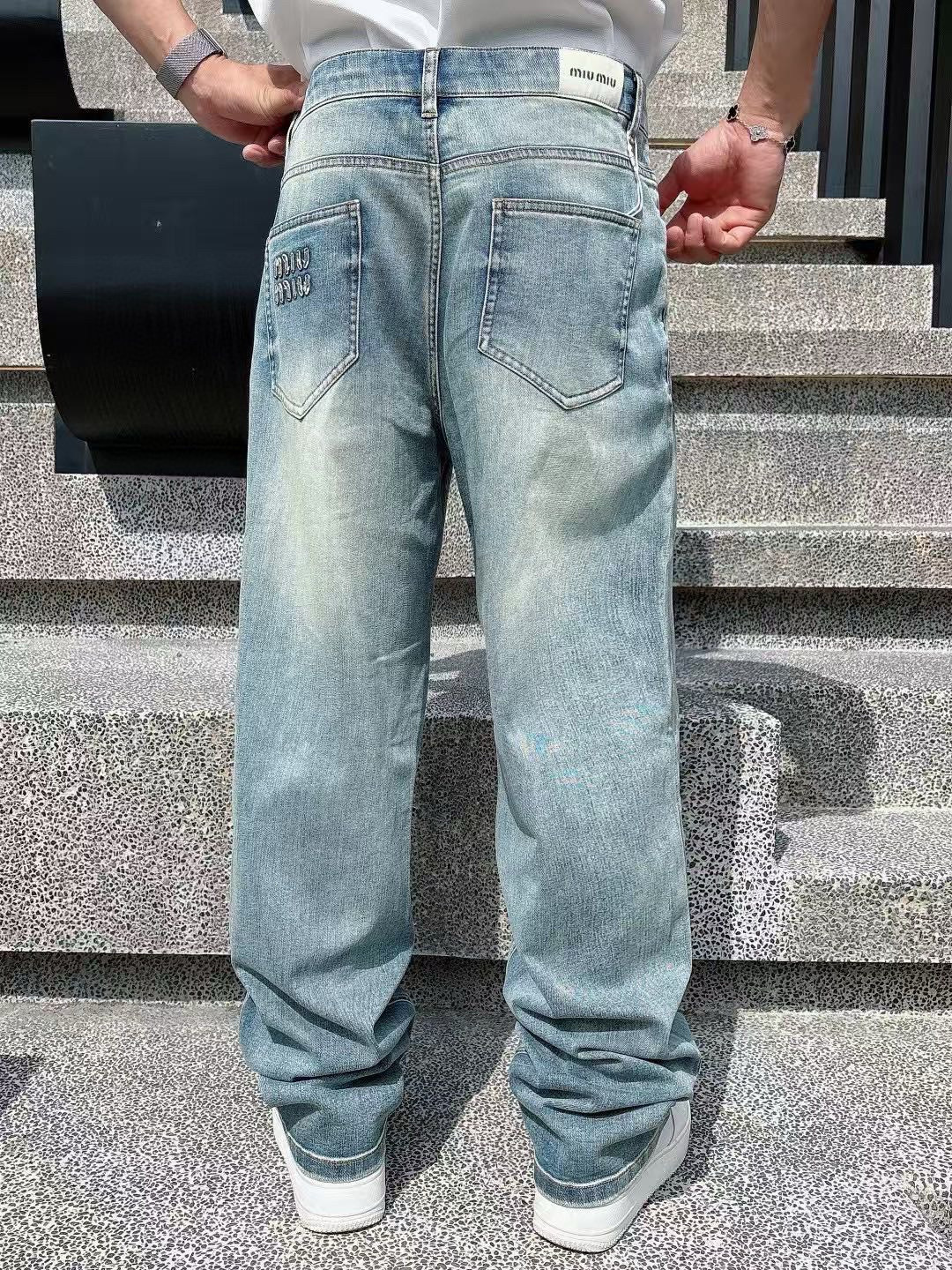 牛仔裤季度：2025秋季新款尺码：30-36版型：宽松直筒牛仔工艺：后幅口袋洗水刺绣装饰本布定标 定制l