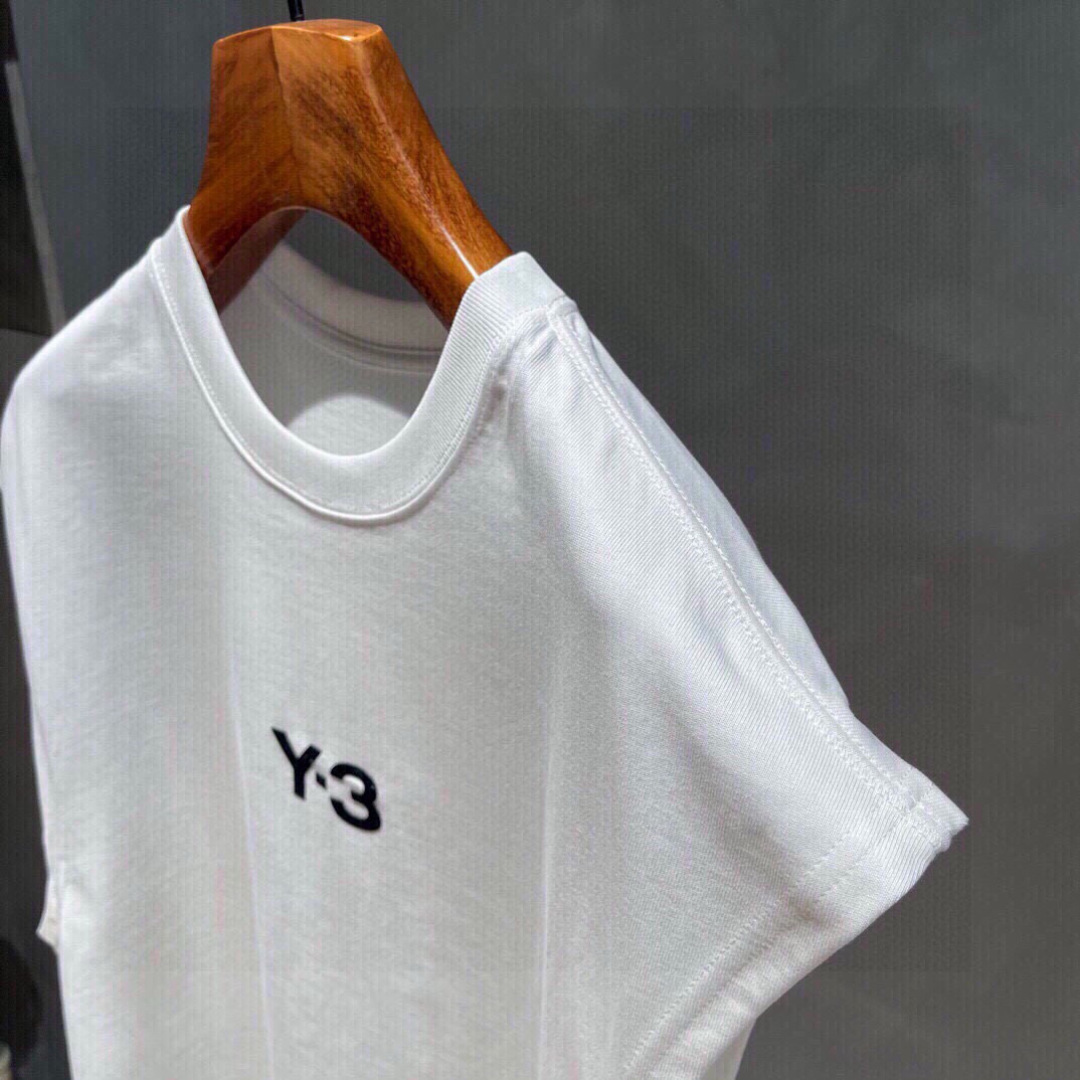 Y3🌟夏季新款背心🎽采用优质面料，超级柔软亲肤！标识植绒印花 设计点缀，内里走线工整细致，上身时尚潮流！