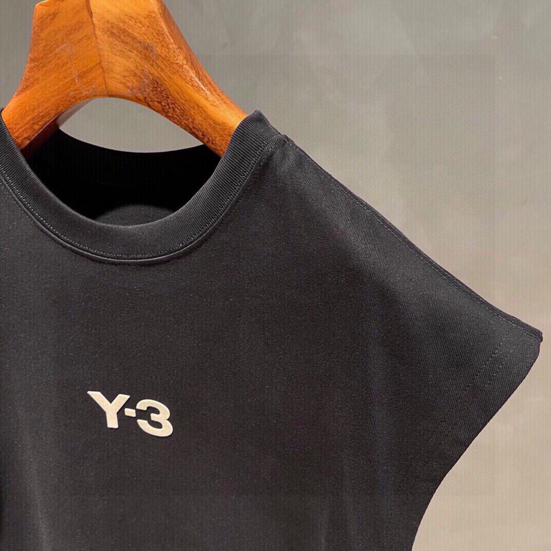 Y3🌟夏季新款背心🎽采用优质面料，超级柔软亲肤！标识植绒印花 设计点缀，内里走线工整细致，上身时尚潮流！