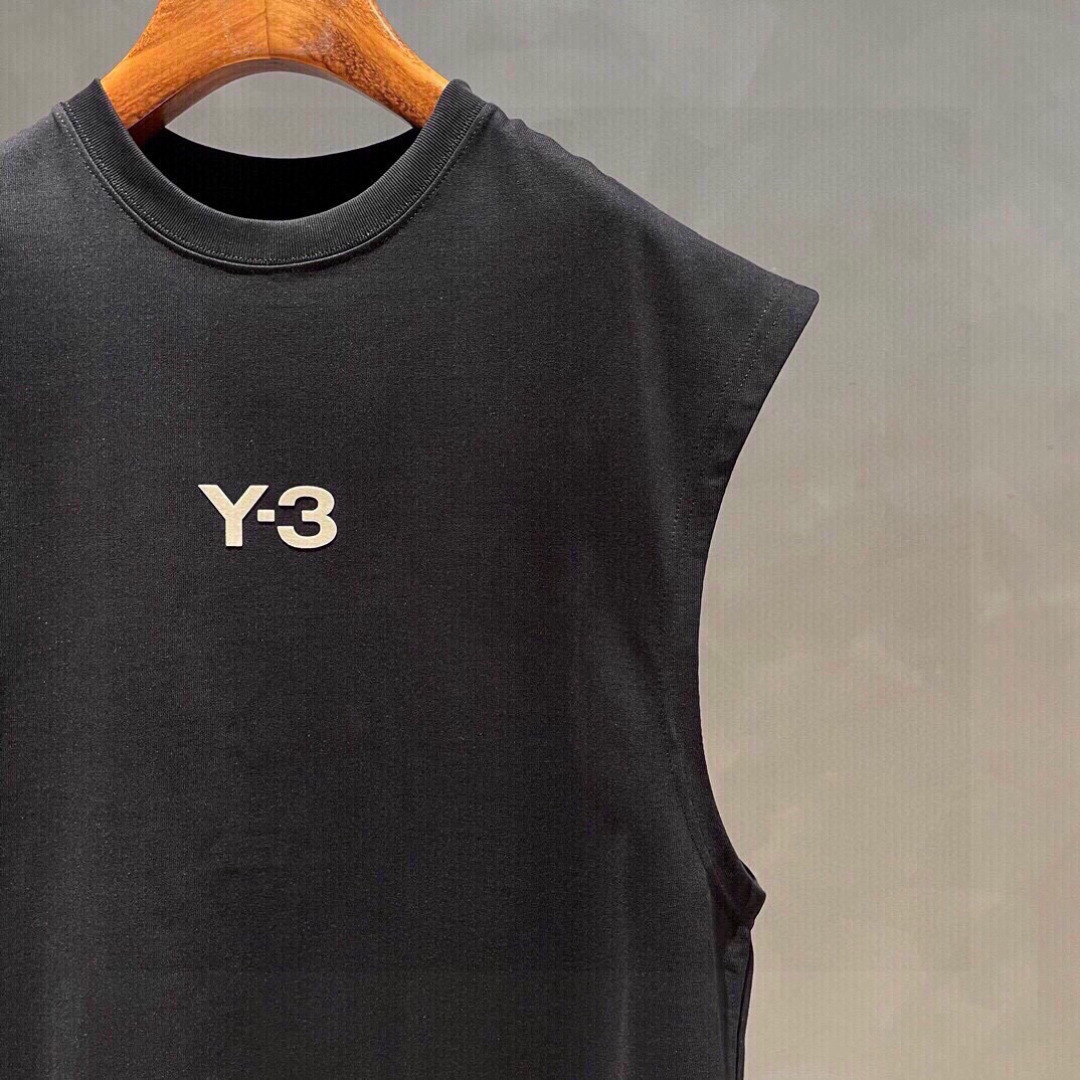 Y3🌟夏季新款背心🎽采用优质面料，超级柔软亲肤！标识植绒印花 设计点缀，内里走线工整细致，上身时尚潮流！