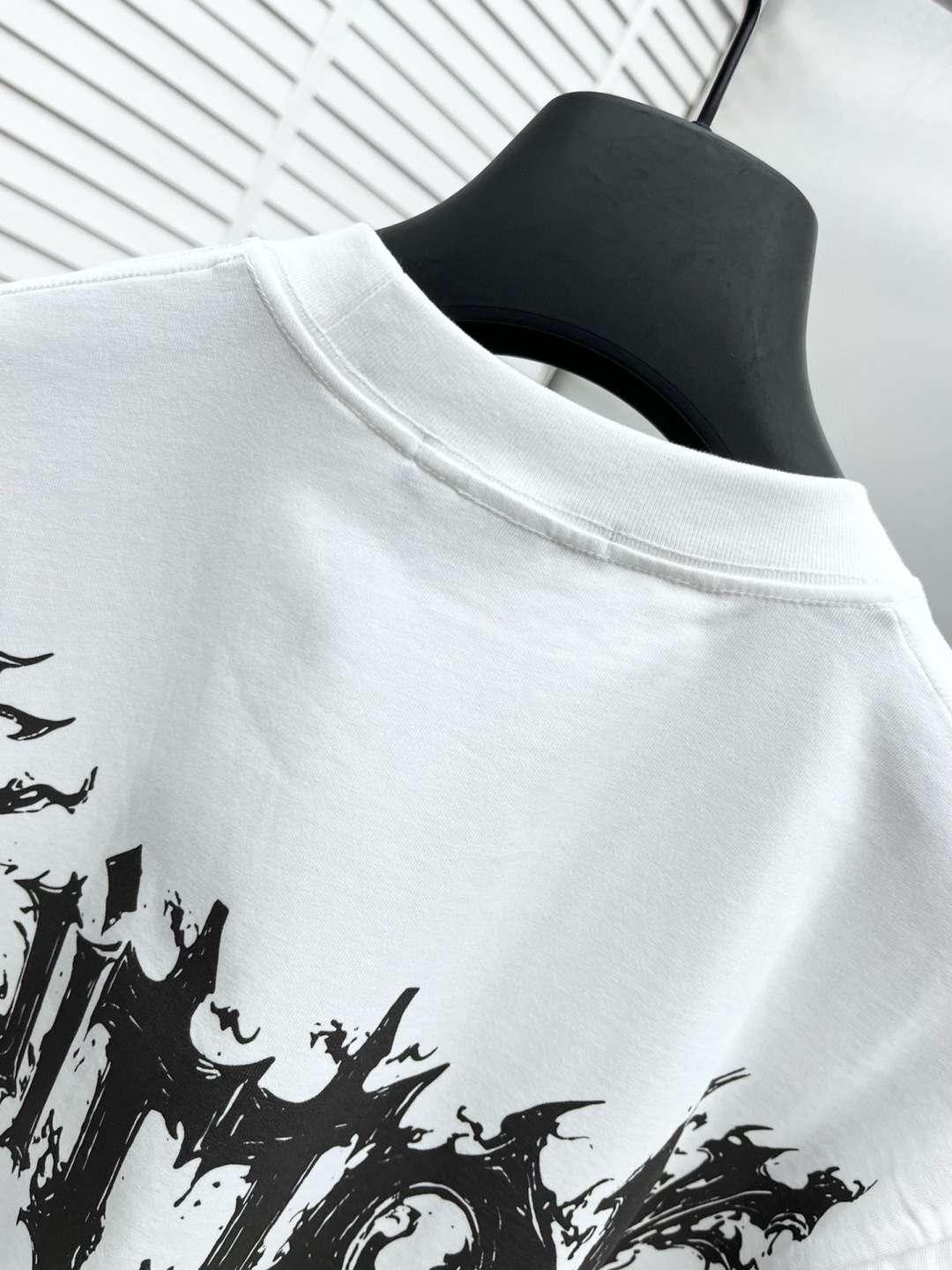 1v* 25ss新款短袖，定制280克全棉面料，前幅印花logo，非常简约大气的一款 无论是上身舒适度都