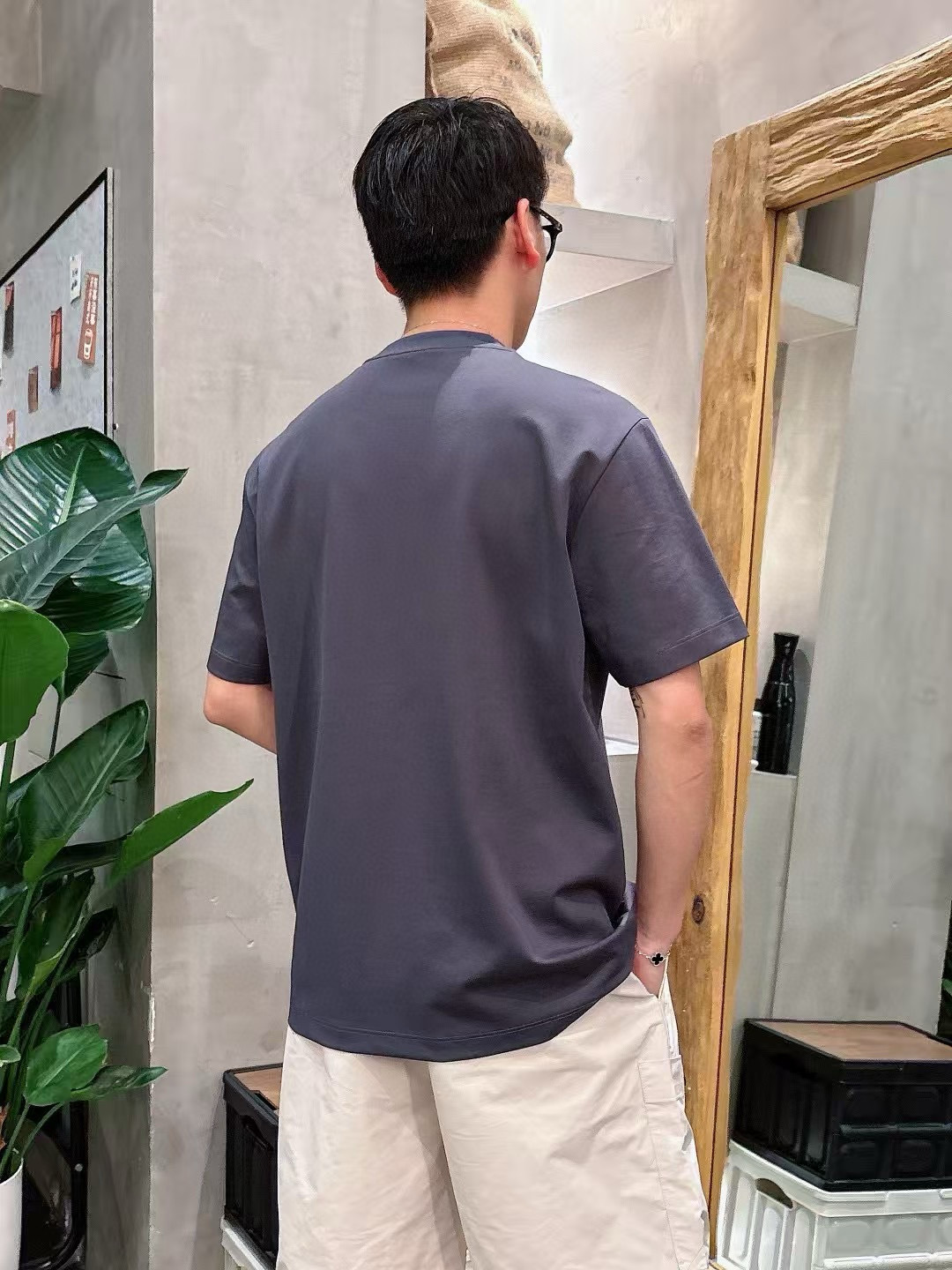 FF短袖系列季度：2025春夏颜色：黑色 白色 灰色尺码: m-5xL版型：微阔版型克重：160克重 成