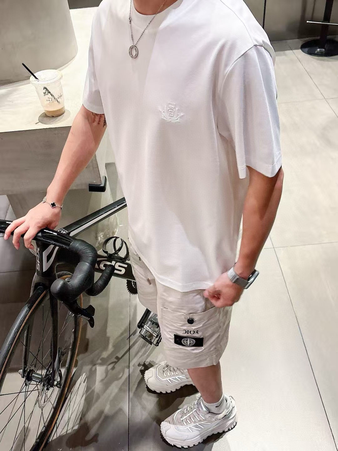 FF短袖系列季度：2025春夏颜色：黑色 白色 灰色尺码: m-5xL版型：微阔版型克重：160克重 成