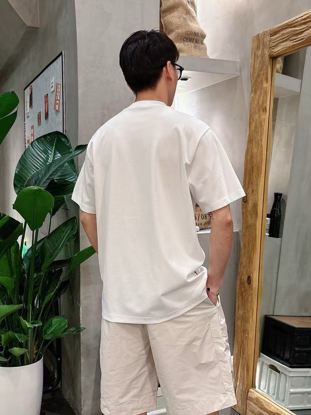 FF短袖系列季度：2025春夏颜色：黑色 白色 灰色尺码: m-5xL版型：微阔版型克重：160克重 成