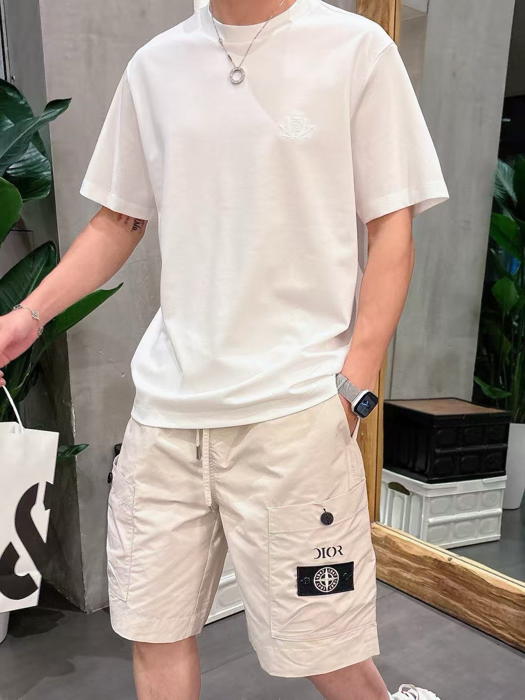 FF短袖系列季度：2025春夏颜色：黑色 白色 灰色尺码: m-5xL版型：微阔版型克重：160克重 成