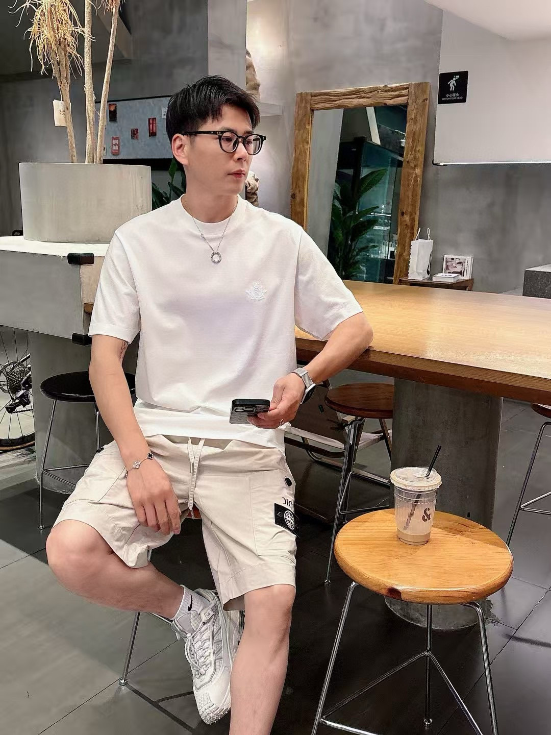 FF短袖系列季度：2025春夏颜色：黑色 白色 灰色尺码: m-5xL版型：微阔版型克重：160克重 成