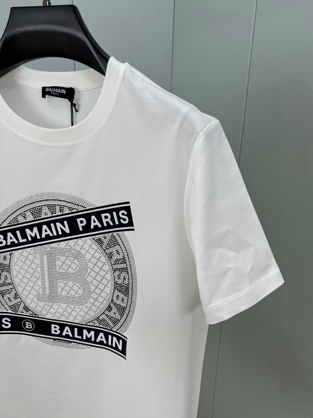 BALMAIN.巴尔曼 25春夏新品水晶缀饰+印花点缀设计短袖T恤，采用定制80支双股丝光棉面料；黑色 