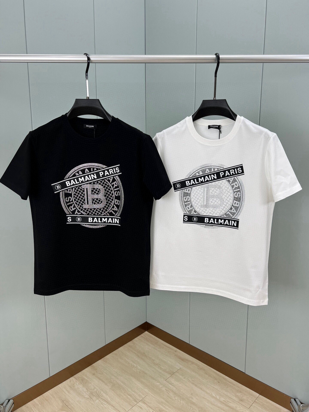 BALMAIN.巴尔曼 25春夏新品水晶缀饰+印花点缀设计短袖T恤，采用定制80支双股丝光棉面料；黑色 