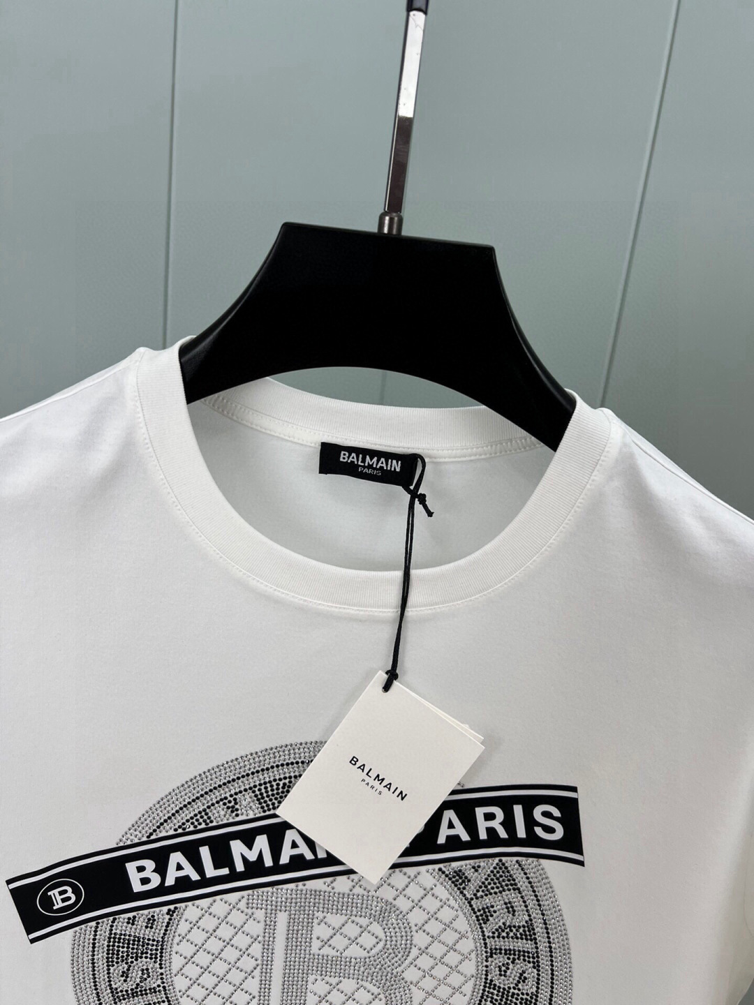 BALMAIN.巴尔曼 25春夏新品水晶缀饰+印花点缀设计短袖T恤，采用定制80支双股丝光棉面料；黑色 